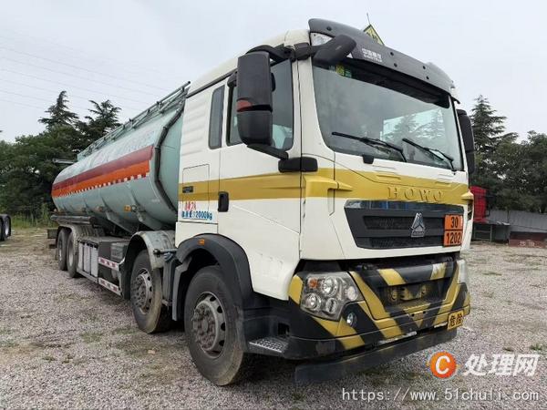 出售重汽豪沃前四后八油罐车