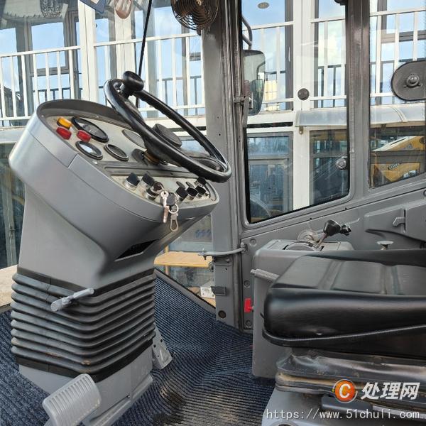 二手振動(dòng)壓路機(jī)